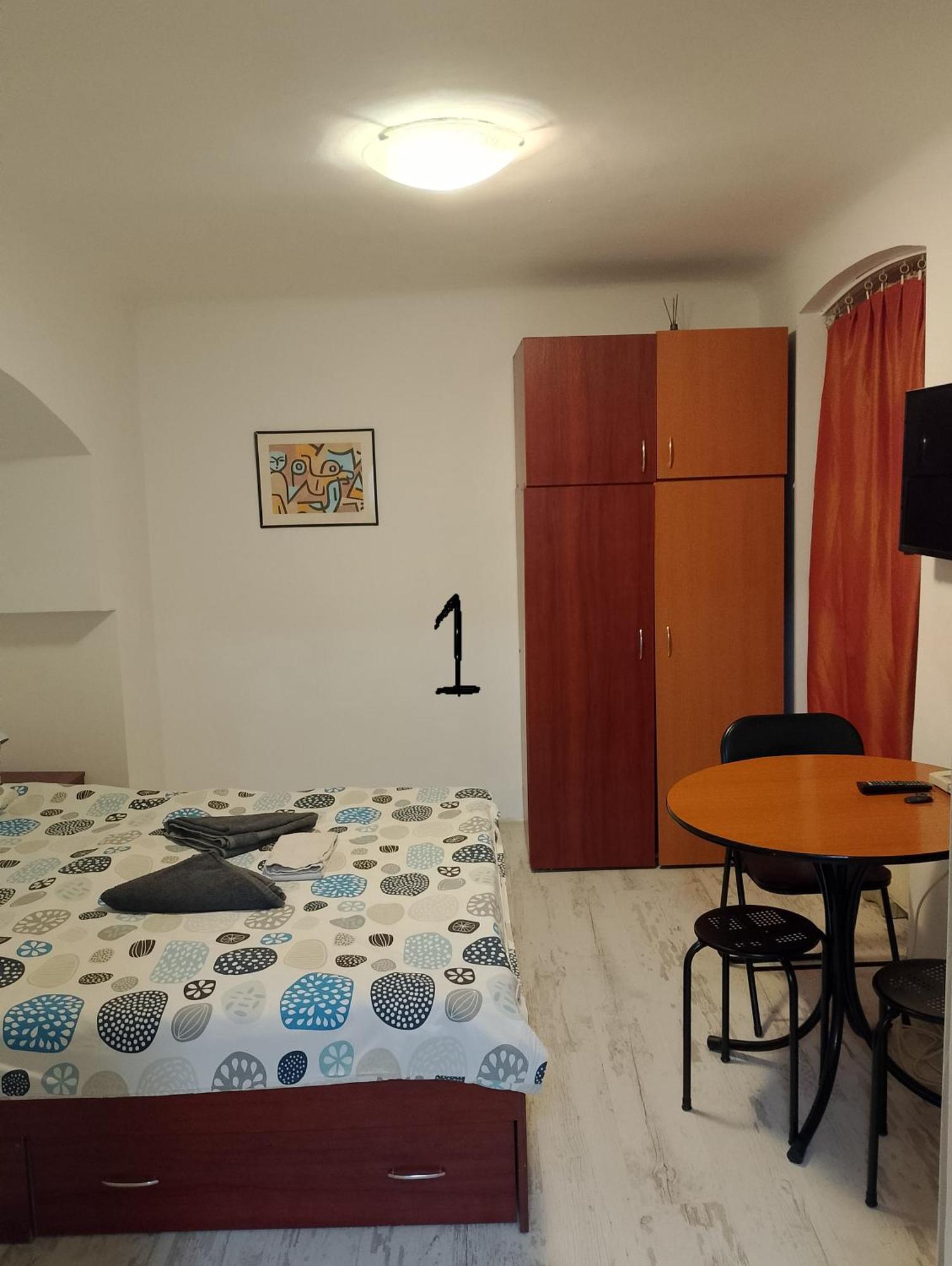 Central Studio In Historic Center Брашов Екстер'єр фото